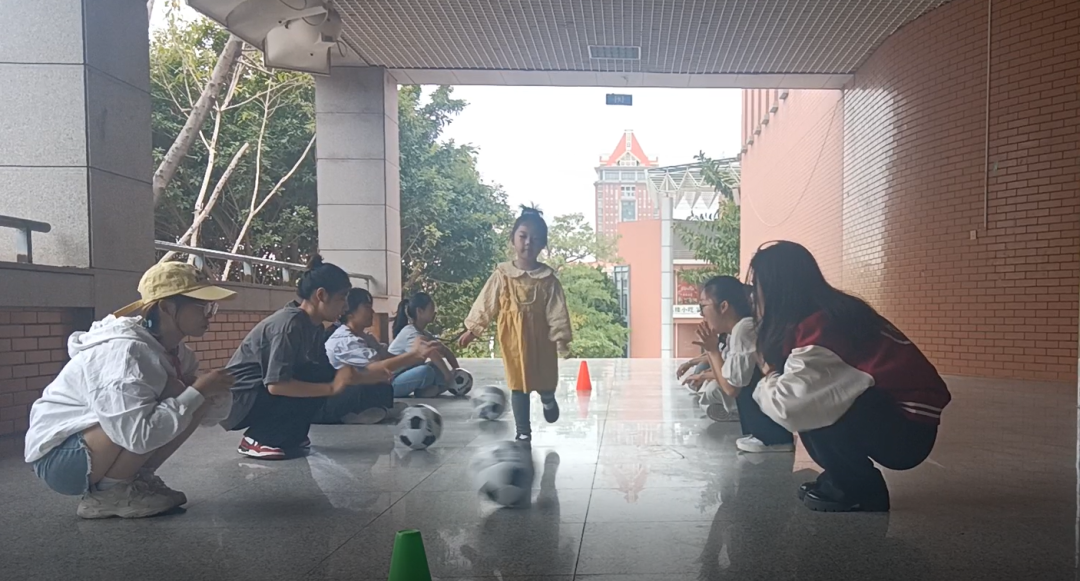 幼儿体育游戏翻山越岭_幼儿足球游戏翻山越岭玩法及规则_幼儿钻爬游戏玩法规则