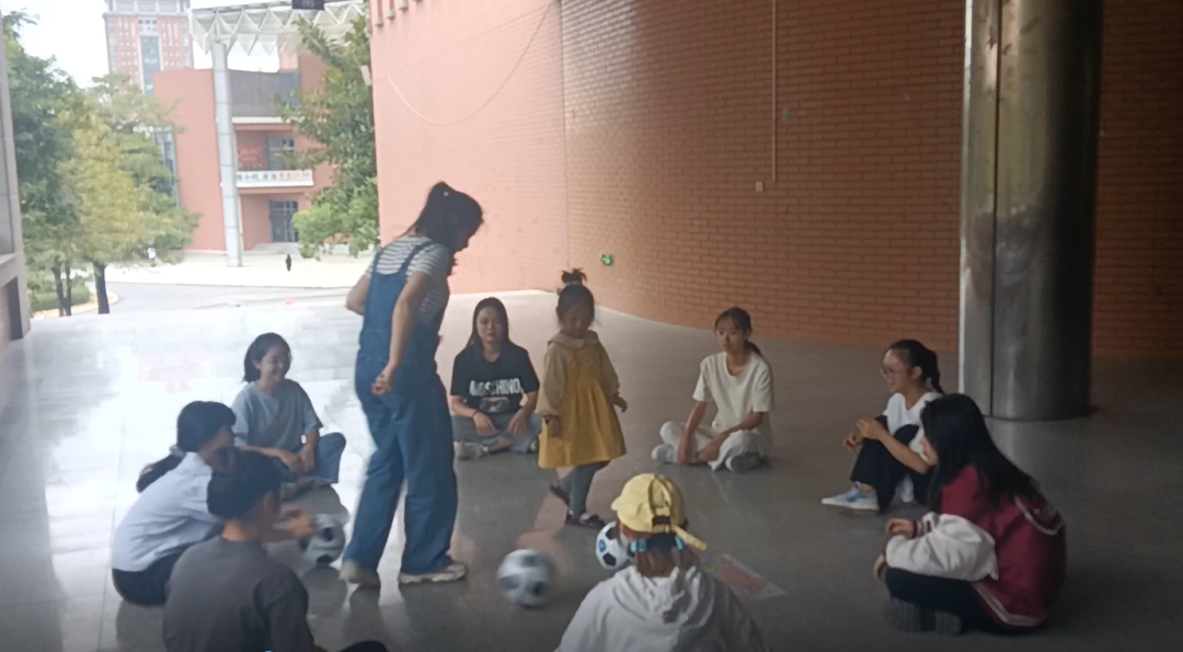 幼儿钻爬游戏玩法规则_幼儿足球游戏翻山越岭玩法及规则_幼儿体育游戏翻山越岭