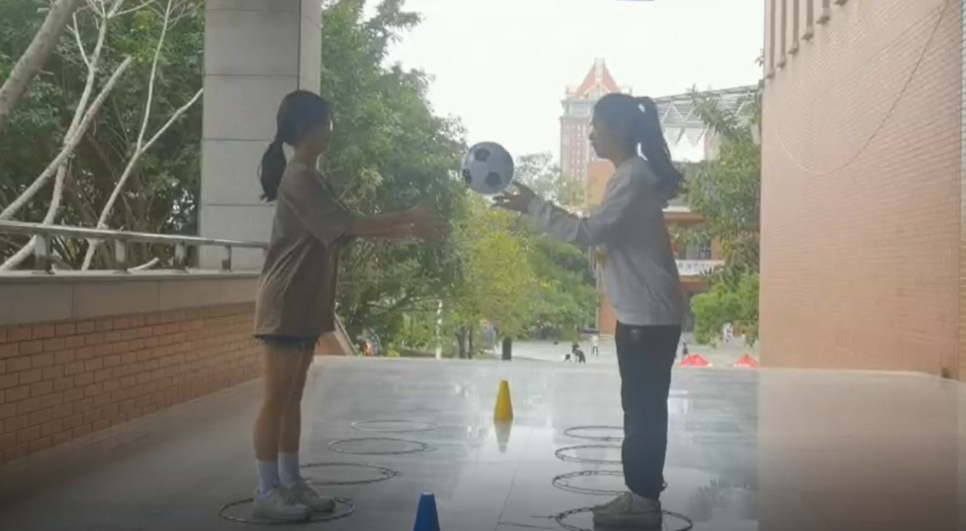 幼儿体育游戏翻山越岭_幼儿钻爬游戏玩法规则_幼儿足球游戏翻山越岭玩法及规则