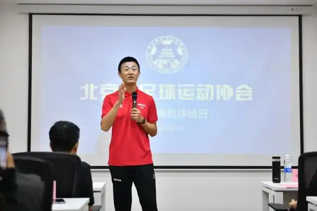 足球比赛裁判出牌规则_裁判足球出牌规则比赛流程_足球裁判是不是想给牌就给牌