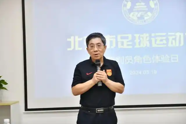 裁判足球出牌规则比赛流程_足球比赛裁判出牌规则_足球裁判是不是想给牌就给牌