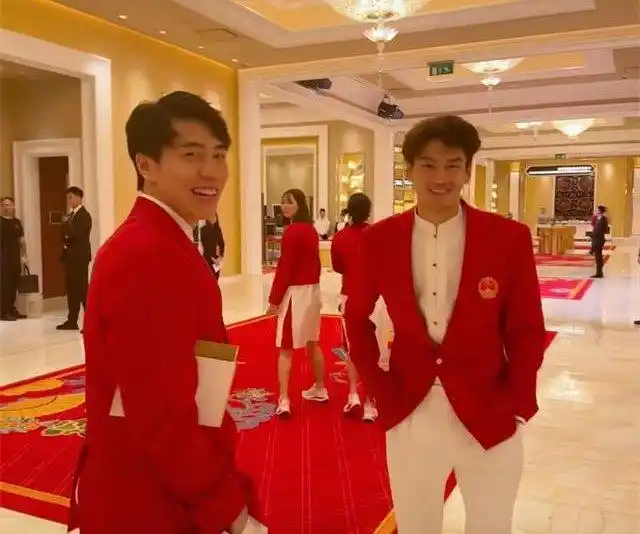 搞笑游泳_搞笑游泳比赛视频_全世界最搞笑的游泳技巧