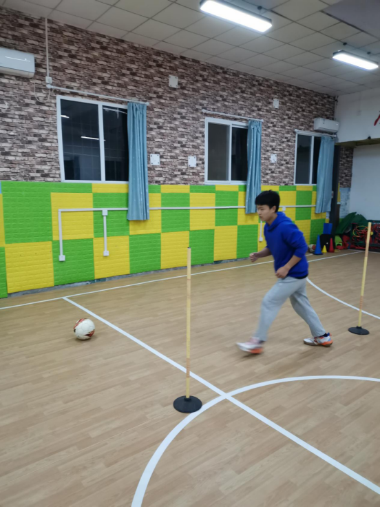 足球绕杆视频_足球绕杆每个杆之间距离_足球双排绕杆规则