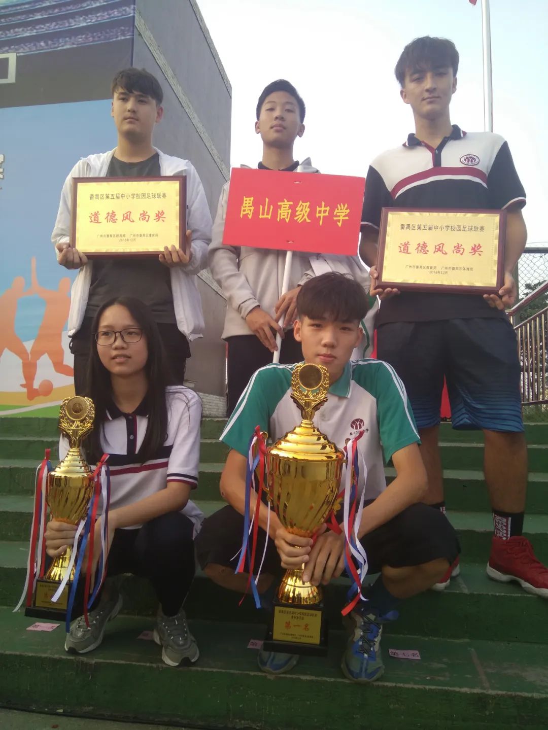 足球得冠军的人是谁呀_足球球员冠军数排名_足球获得冠军最多的球员