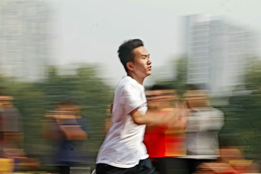 足球球员冠军数排名_足球获得冠军最多的球员_足球得冠军的人是谁呀