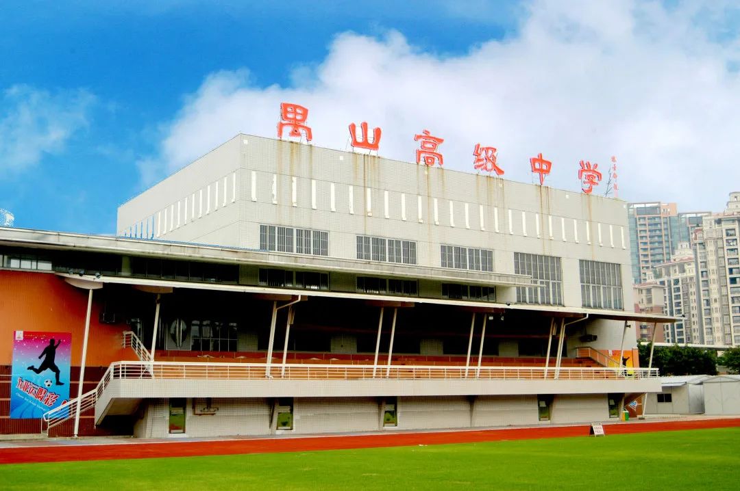 足球球员冠军数排名_足球获得冠军最多的球员_足球得冠军的人是谁呀