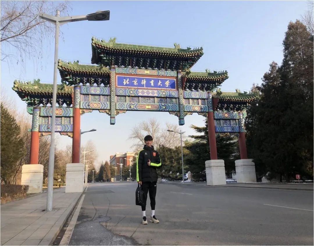 足球球员冠军数排名_足球获得冠军最多的球员_足球得冠军的人是谁呀