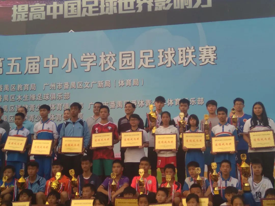 足球球员冠军数排名_足球获得冠军最多的球员_足球得冠军的人是谁呀