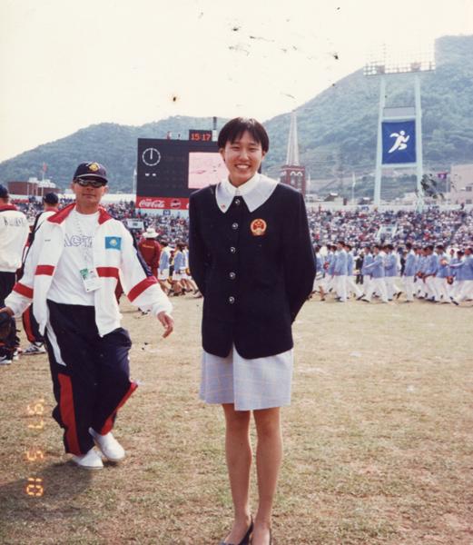 小孩子游泳拿冠军的视频_游泳冠军救人_游泳冠军小女孩