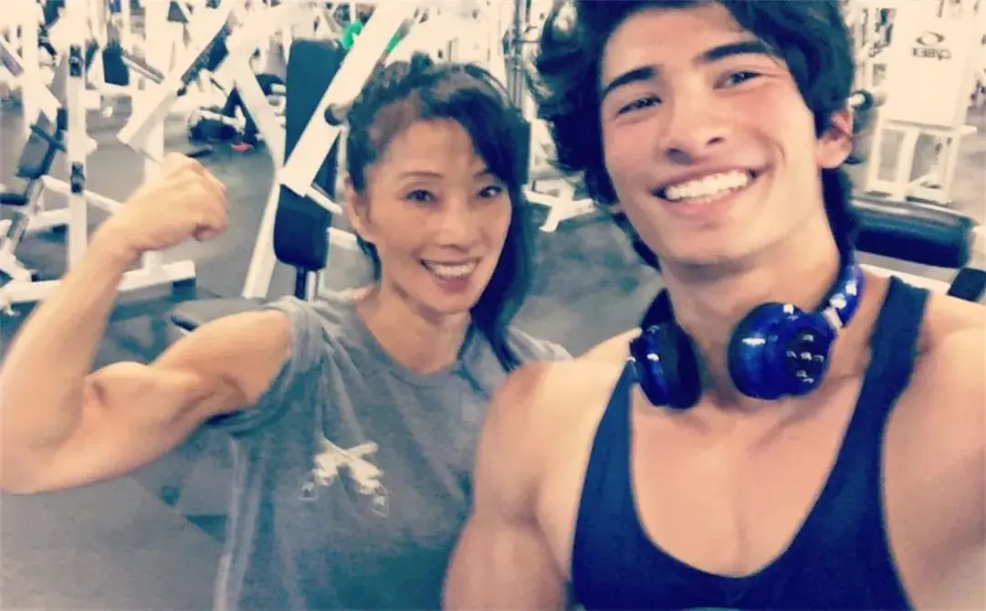 举重运动员龙玉玲_举重冠军玉玲_举重运动员玉玲珑