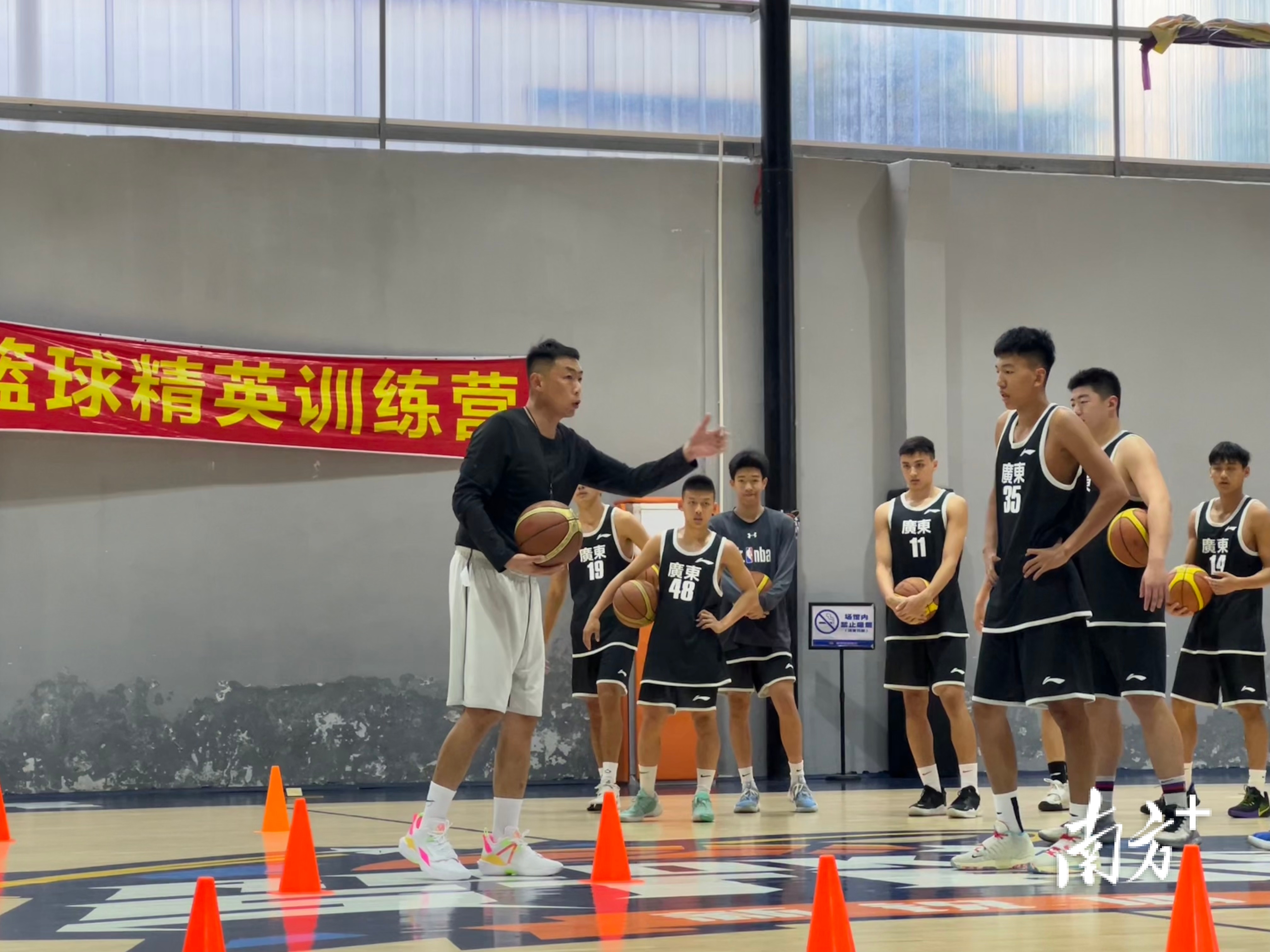 东莞市光明中学篮球校队_东莞市光明中学篮球冠军_东莞光明中学cba球员