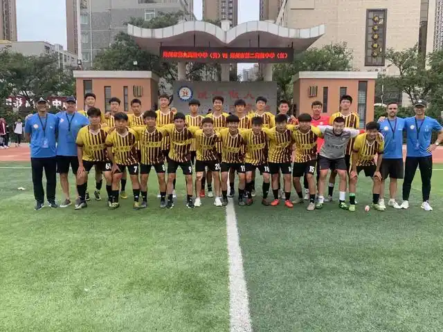 实验中学足球比赛_校园足球冠军_实验中学足球队拿冠军