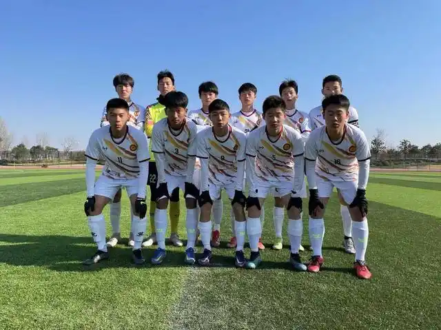 实验中学足球比赛_校园足球冠军_实验中学足球队拿冠军
