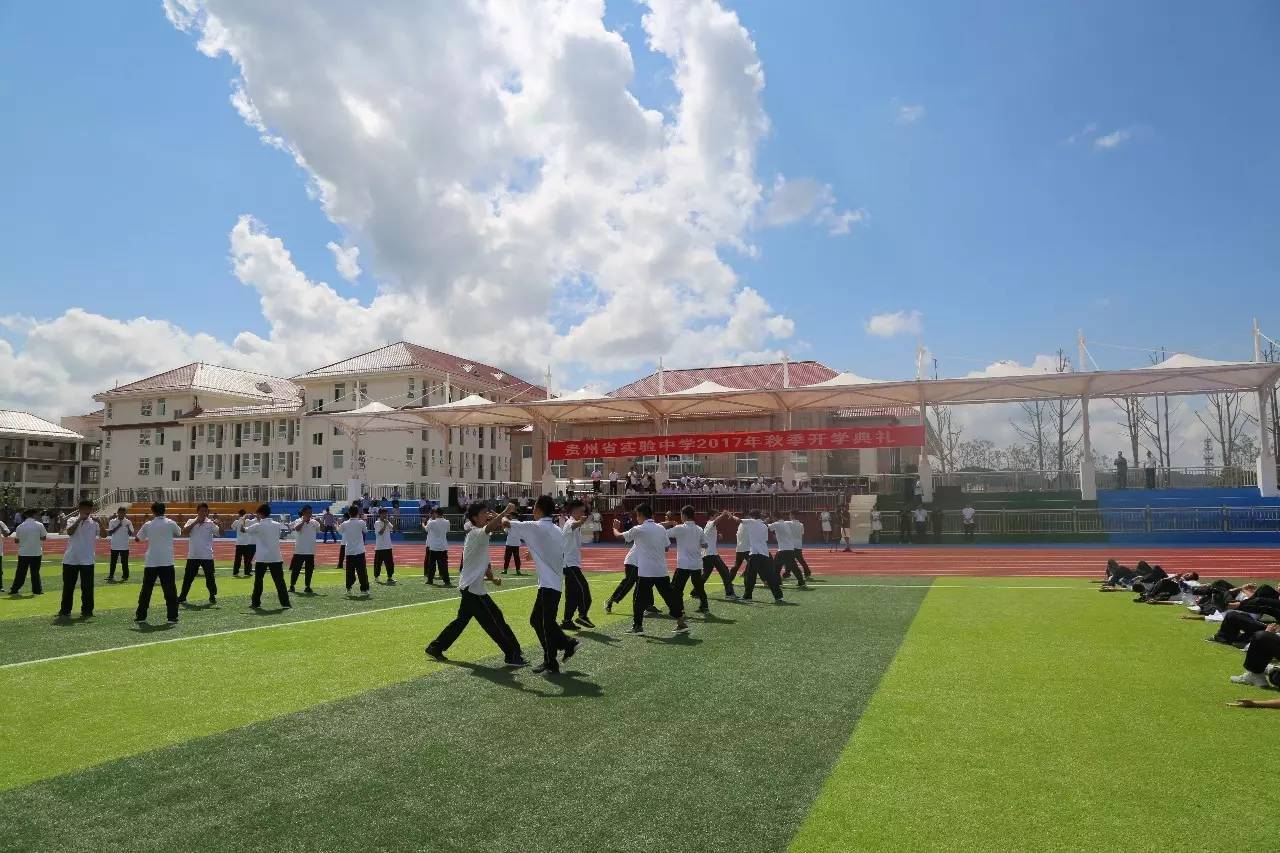 实验中学足球比赛_我校足球赛荣获第一名_实验中学足球队拿冠军
