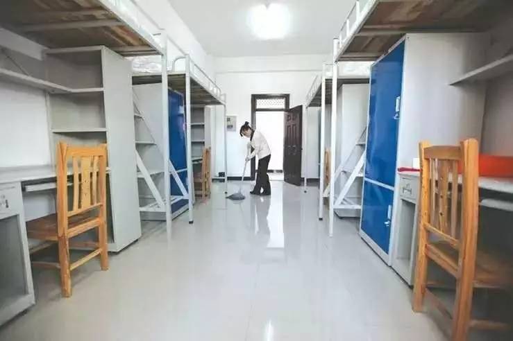 我校足球赛荣获第一名_实验中学足球队拿冠军_实验中学足球比赛