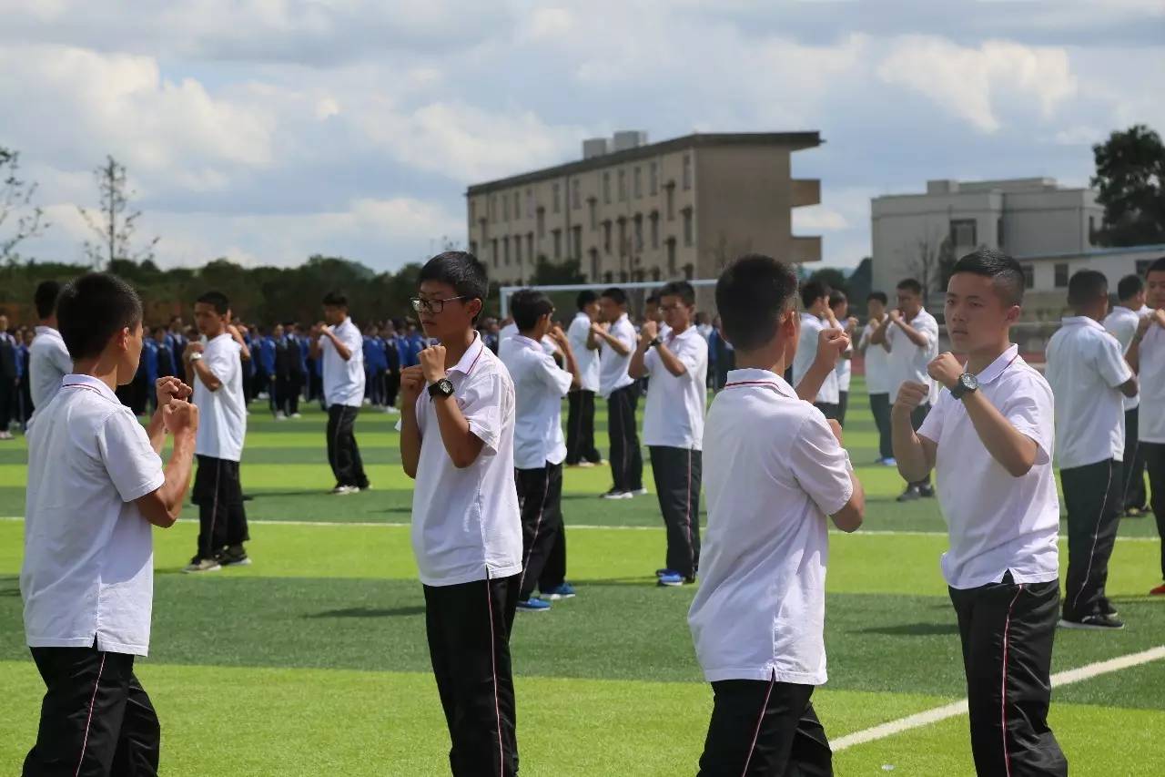 我校足球赛荣获第一名_实验中学足球比赛_实验中学足球队拿冠军