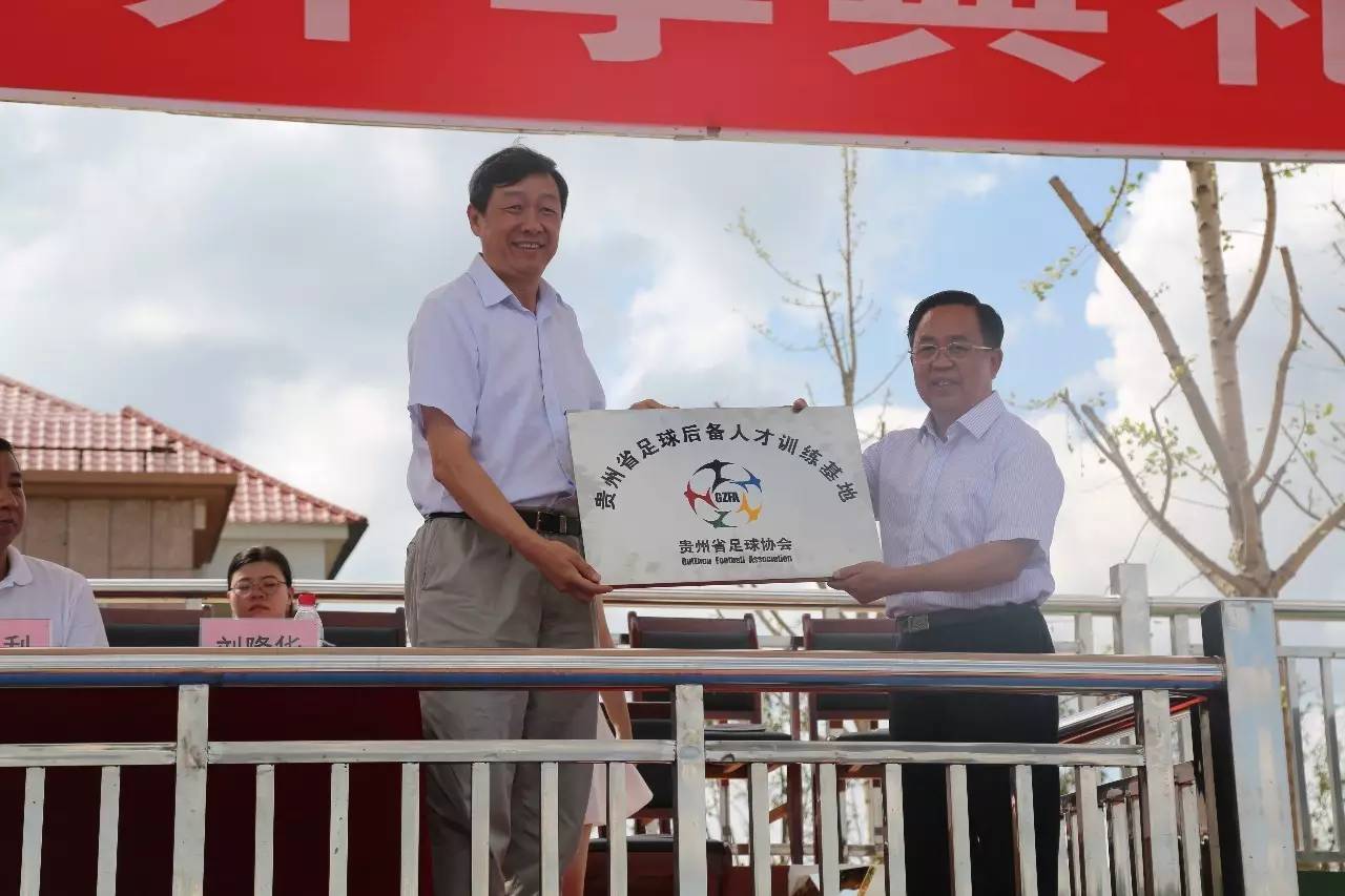 实验中学足球比赛_实验中学足球队拿冠军_我校足球赛荣获第一名