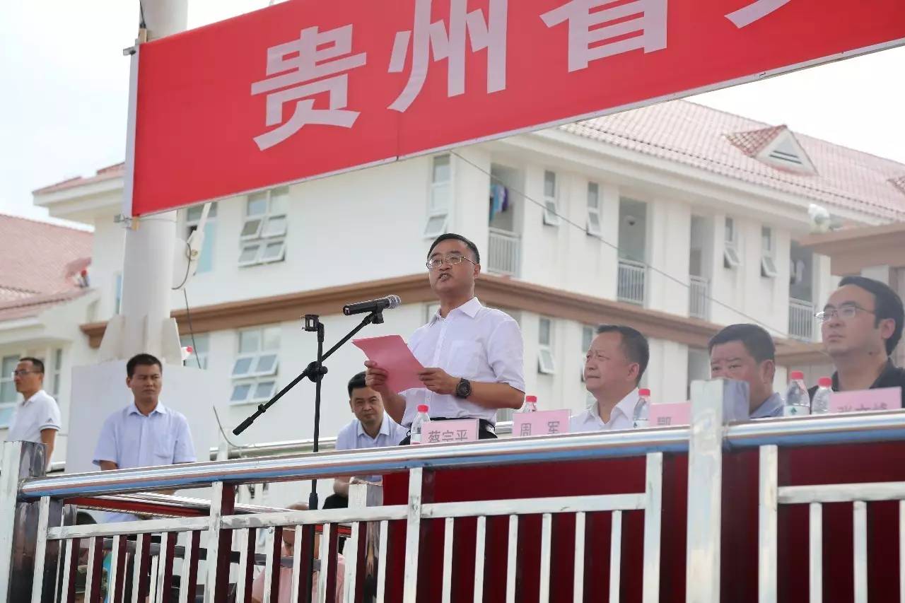我校足球赛荣获第一名_实验中学足球队拿冠军_实验中学足球比赛