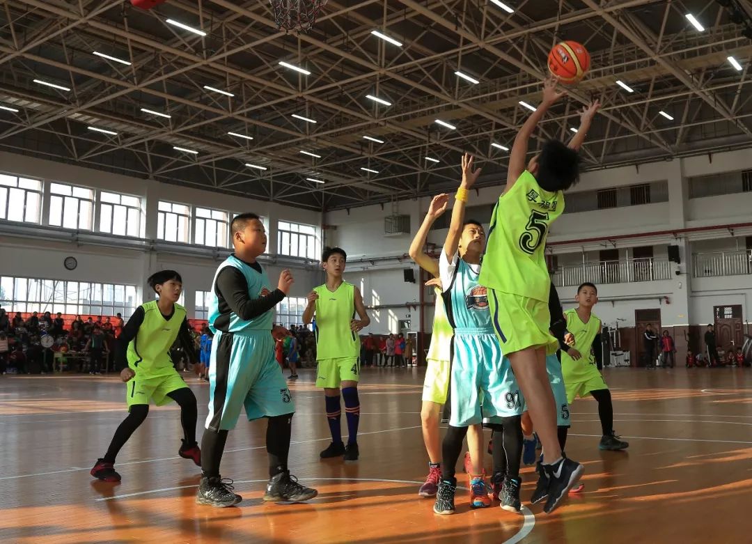 全场篮球赛规则常识_小学生篮球赛全场规则图片_篮球比赛全场什么意思